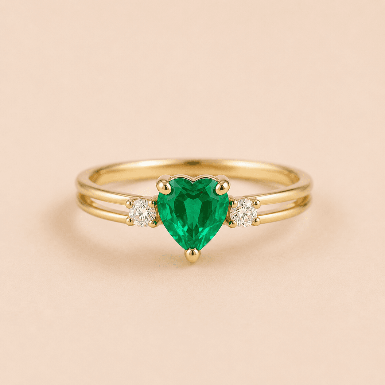 Anillo de fiesta con esmeralda en forma de corazon